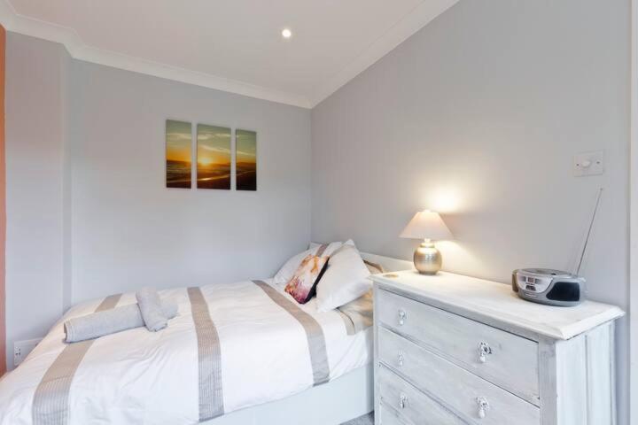 Stayinwoking At 30 Woodlands Horsell Exterior photo