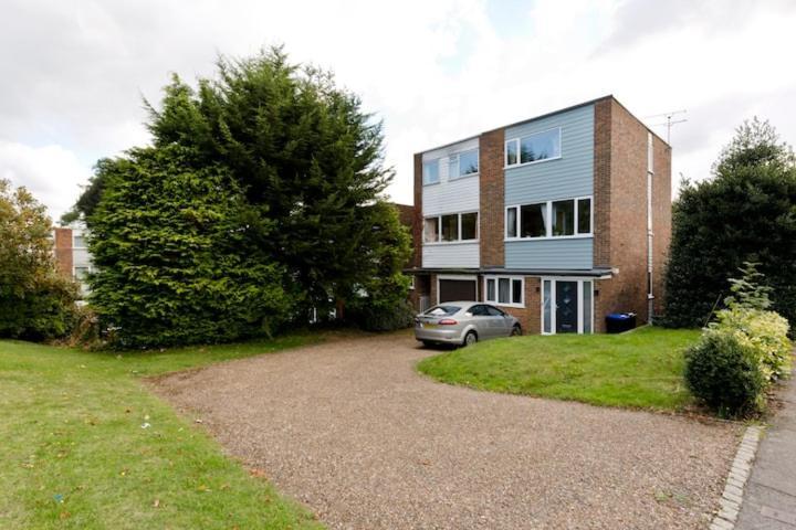 Stayinwoking At 30 Woodlands Horsell Exterior photo