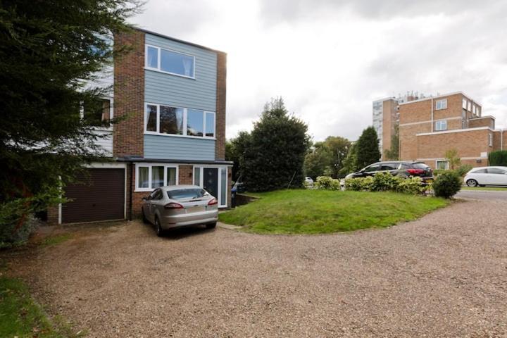 Stayinwoking At 30 Woodlands Horsell Exterior photo