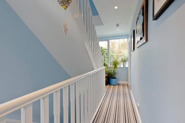 Stayinwoking At 30 Woodlands Horsell Exterior photo