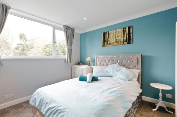 Stayinwoking At 30 Woodlands Horsell Exterior photo